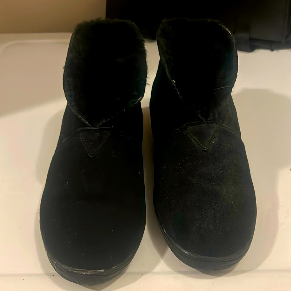 BEARPAW Women’s Color Black Suede Boots Size 6